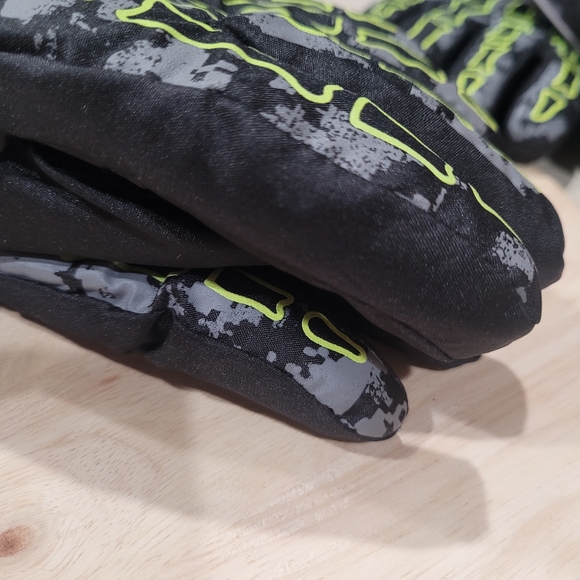 2 Pair Thinsulate 3M Insulation Childrens Winter Gloves Size 4-7 Glow Hand Bones - Picture 3 of 12